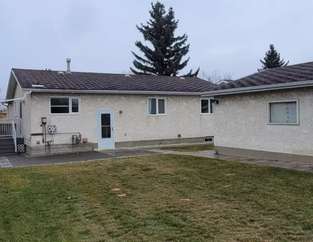 House for rent at 1889 Lakewood Road South Northwest | 1889 Lakewood Road South Northwest, Edmonton - Photo 1