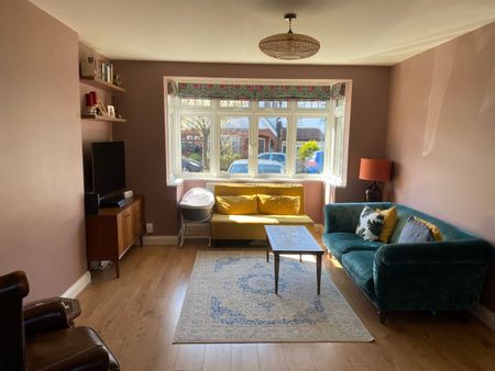 3 Bed Terraced House, Ivyday Grove, SW16 - Photo 2