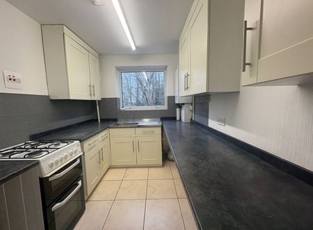 2 bedroom Flat To Let - Photo 4