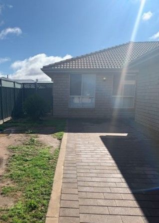 2 Bedroom unit in popular South Lakes Estate - Photo 4