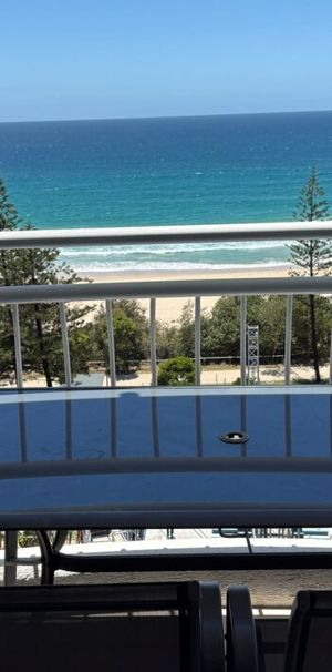 "Stunning Beachfront Living: Rent a Luxurious Apartment in Burleigh Heads Today!" - Photo 1