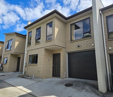 4 Bedroom + 2.5 Bathrooms + 1 Garage - Photo 1