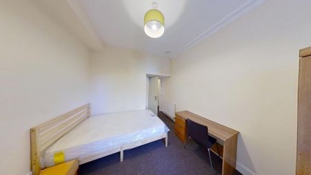 3 bedroom flat to rent - Photo 4