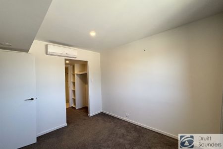 Modern Two-Bedroom Apartment with Resort-Style Amenities in Central Maylands - Photo 5