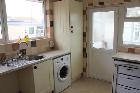 2 bedroom detached bungalow to rent - Photo 2