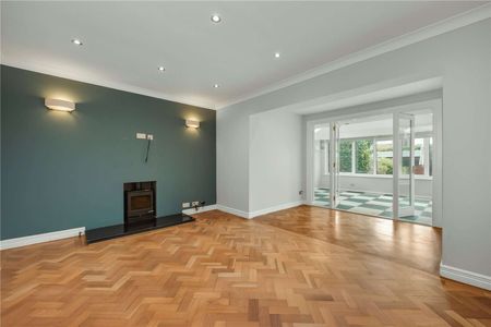 Five bedroom detached home located conveniently for the station and local schools - Photo 3