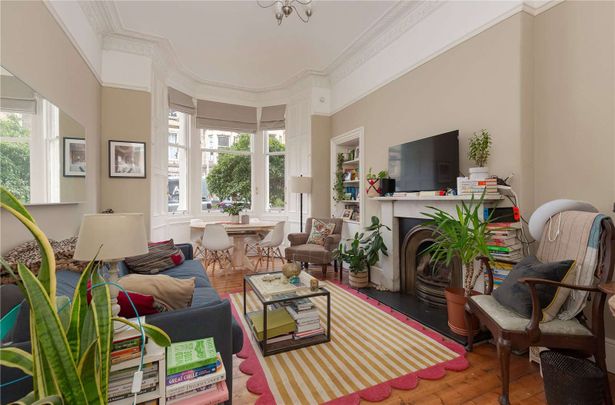 A fantastic opportunity to live in a main door, ground door apartment in the popular Hillside of Edinburgh. - Photo 1