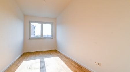 KOMFORTABEL UND VERKEHRSGÜNSTIG WOHNEN - BALKON, FUSSBODENHEIZUNG, EINBAUKÜCHE , PARKETT UND AUFZUG - Foto 2