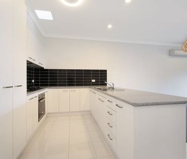 Stunning Double Story Townhouse - Photo 3