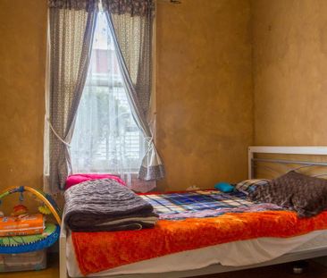 Charming, three-bedroom home - Photo 3