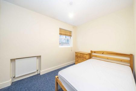 3 bedroom flat to rent - Photo 4