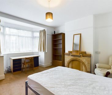 4 bedroom semi-detached house to rent - Photo 2