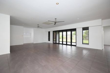 Large Executive Style Home - Large Shed - Large Block - Side Access - Photo 2