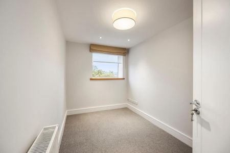 3 bedroom flat to rent - Photo 5