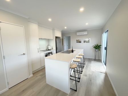 Sleek and modern three bedroom home - Photo 4