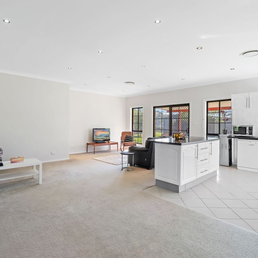 Impressive Space & Lifestyle – 3-Bedroom House for Lease in Oakville - Photo 1