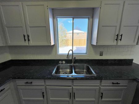 For Lease - 567 Millard Street, Whitchurch-Stouffville, Ontario - Photo 5