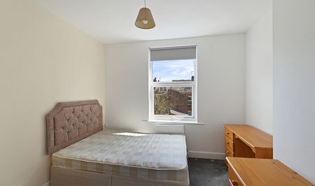 Spacious 6-Bed Student House with Open Plan Kitchen in Prime Location - Photo 5