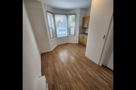 Room in a Shared House, Old Bedford Road, LU2 - Photo 3