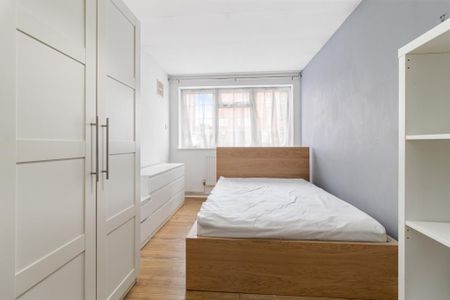 4 bedroom semi-detached house to rent - Photo 4