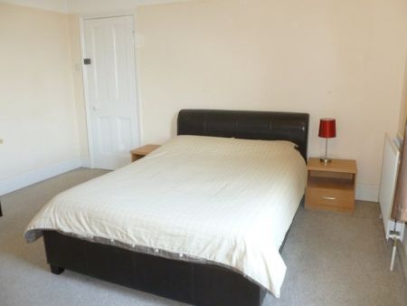 Beautiful 6 bedroom house with 4 spacious double bedrooms in West End! - Photo 3