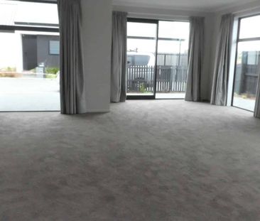 HALSWELL - 3 BEDROOM, 2 BATHROOM NEAR NEW HOME - Photo 3