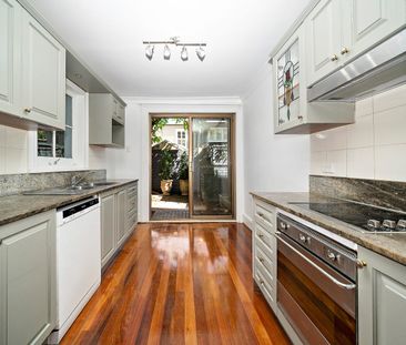 Charming light filled terrace in desirable street. - Photo 6