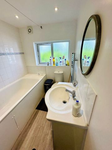 Room in a Shared House, Whatley Acenue, SW20 - Photo 3