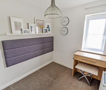 3 bedroom end of terrace house to rent - Photo 2