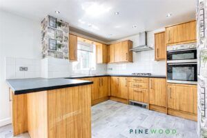 4 BEDROOM House - Detached - Photo 2