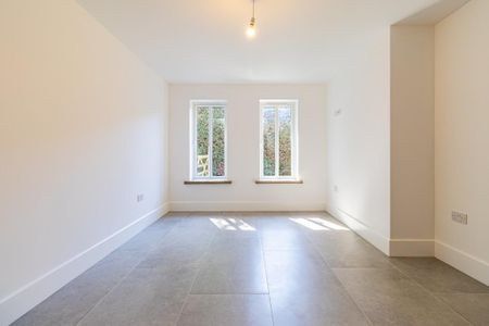 3 bedroom semi-detached bungalow to rent - Photo 2