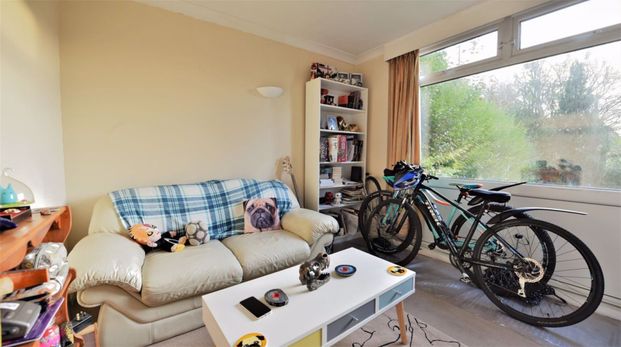 3 bedroom House in Queenswood Gardens, Leeds - Photo 1