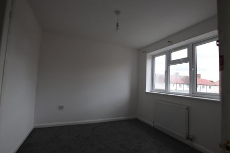 4 bedroom end of terrace house to rent - Photo 4