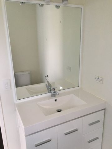 Fabulous 2 bdrm/double garage stand alone home - Photo 5