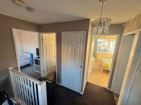 3 bed Semi-Detached - To Let - Photo 5