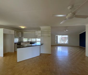 Two storey 4-Bedroom Family Home!!!! - Photo 3