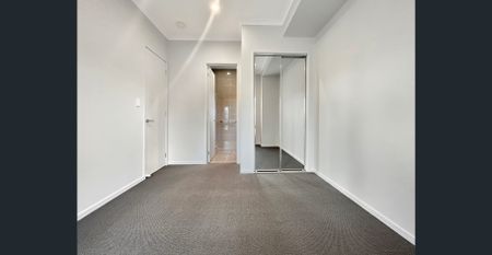 SPACIOUS HOME WITH MASSIVE YARD & SIDE ACCESS! - Photo 2