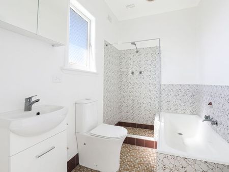 Classic Charm, Stunning Lake & Ocean Views - Photo 2