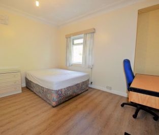 1 bedroom House in Otley Road Bed), Leeds - Photo 2