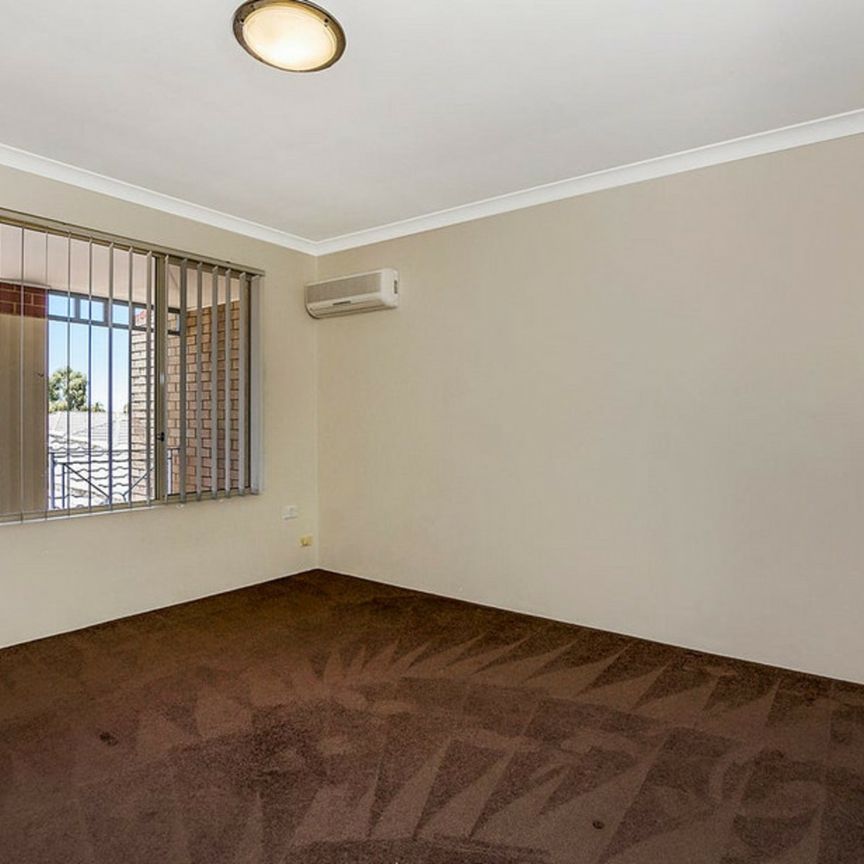TOWNHOUSE IN SECURE GATED COMPLEX!!! - Photo 1