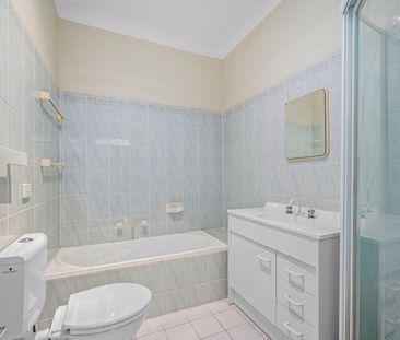 RENOVATED LARGE 4 BEDROOM FAMILY HOME - Photo 4