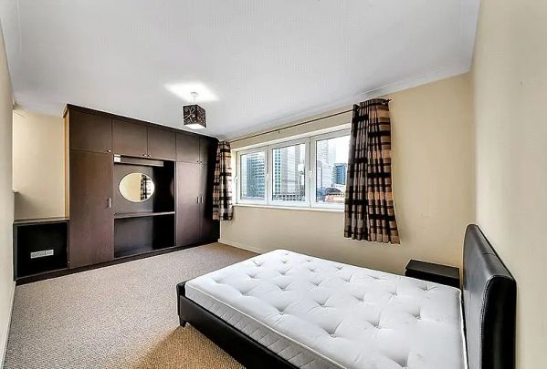 3 bedroom flat in London - Photo 1