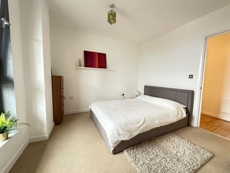 2 bedroom apartment with City views, Stratford E15 - Photo 3