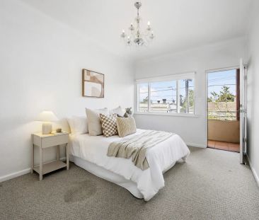 Stylish Art Deco Living – 57sqm Apartment with Garage in a Prime So... - Photo 5