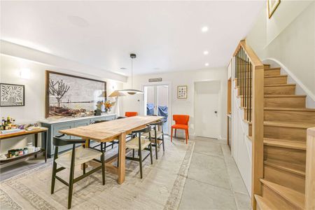 Beautifully architecturally designed four bedroom family house in St John's Wood - Photo 4