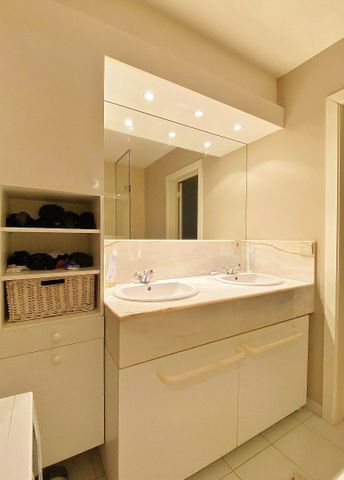 Ieper - Ruim instapklaar appartement met terras op centrale ligging - met garage - Photo 4