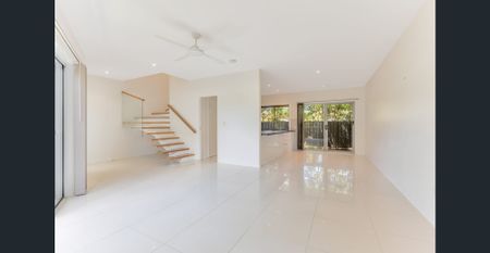 Stylish Beach Home - Photo 3