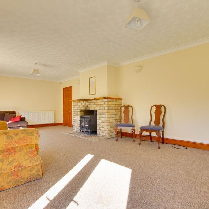 4 bedroom detached bungalow to rent - Photo 1
