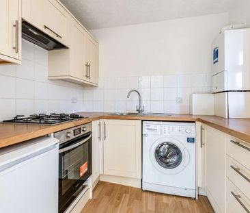 A spacious two bedroom first floor maisonette with private entrance... - Photo 3