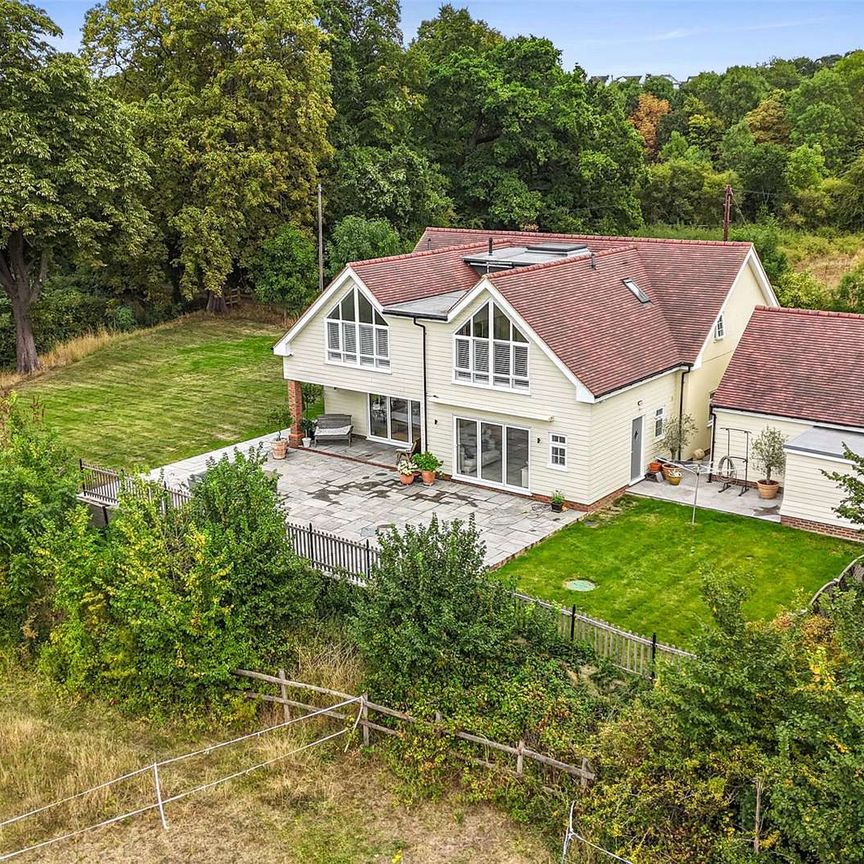 A contemporary four-bedroom family home in a countryside setting close to Chigwell - Photo 1